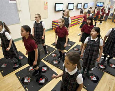 最多可48人連線的《DDR教室版》 以後體育課不無聊啦！