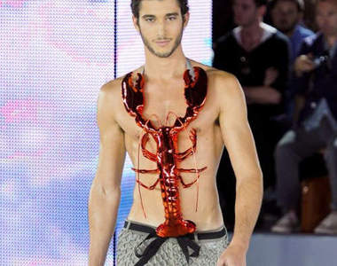 不只龍蝦裝!《巴黎時裝週》還有更多的時尚驚喜!