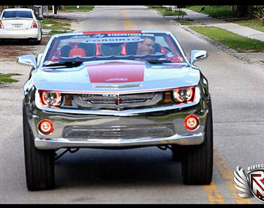 大黃蜂再變形～這回長高變閃還生出了喇叭和螢幕！(暈)