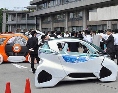 超有未來感電動車排排站!每輛都是既環保又可愛喔~♥