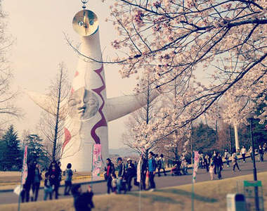 《日本櫻花季》配上太陽塔怎麼瀰漫著一股詭異的氣氛?