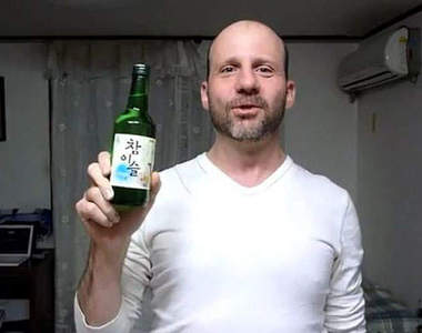 老外示範『韓國喝燒酒的方法』學得超棒的啦☆