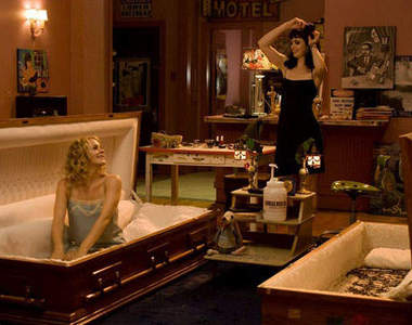 《吸血女郎》原來吸血鬼電影也可以這樣玩XD