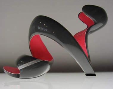 《無底高跟鞋》是要草上飛還是水上飄?(誤)