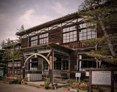 日本最古老的木造校舍《吹屋小學》怎麼感覺有阿～（飄）