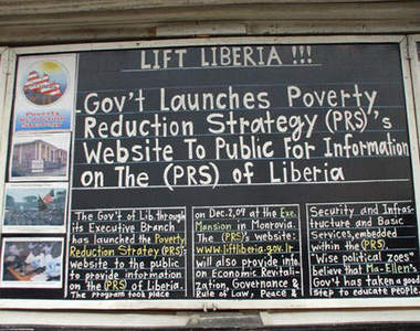 賴比瑞亞公開亭 黑板上無私分享的國際新聞