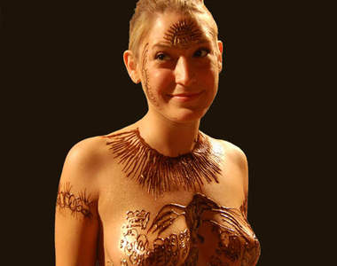 義大利能多益巧克力醬教派 入會的儀式就是全身塗滿吃香蕉！？