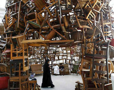 《椅子高塔》每張椅子都缺一不可