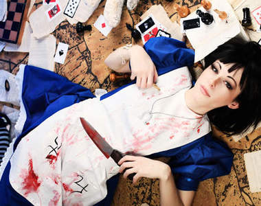 《血腥愛麗絲》真人版的愛麗絲驚魂記~