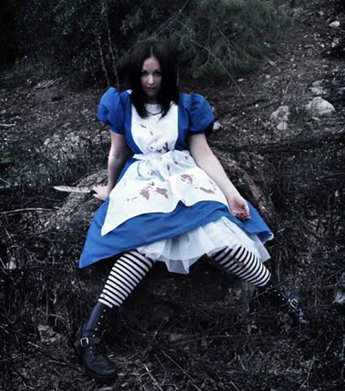 Алиса найди видео про алису. American MCGEE S Alice Cosplay. Косплей страшная Алиса в стране чудес. Алиса в стране чудес косплей.