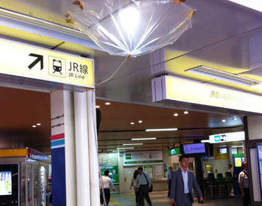 日本《車站漏水對策》光只有水桶是真的不夠用