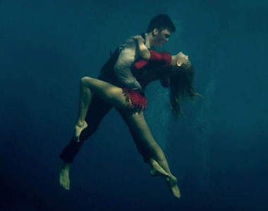 正妹攝影師《水中探戈》~真想幫他們來點Music