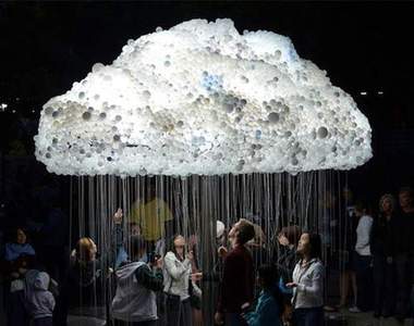 《光芒雲》6000顆燈泡拼出的下雨雲