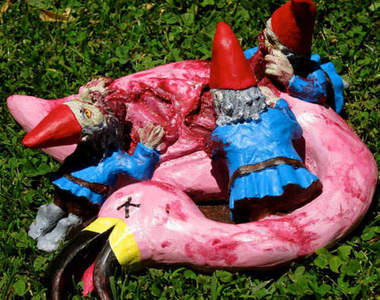 《殭屍小矮人》隨機出沒在你家的花園…（嚇）