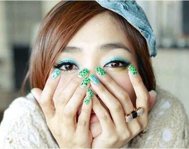 女明星的手指藝術~這會是誰的指甲呢╭∩╮( ̄▽ ̄ )?