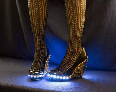 《 LED 高跟鞋》照亮你照亮我順便照亮回家的路～