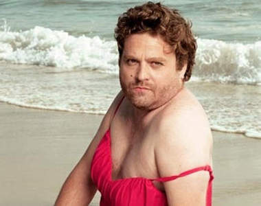 鬍子大叔 Zach Galifianakis 的撩人性感泳裝照♥