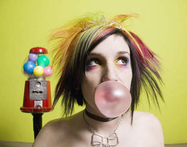 有沒有這麼無聊...韓國高中生幫桌子穿新衣～