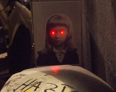 眼睛是靈魂之窗 但這窗為何半夜會發光(抖)