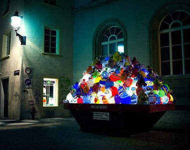 瑞士《發光塑膠袋》~好多塑膠袋氣球飄空中