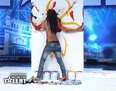 《泰國達人秀》大膽女用胸部作畫！