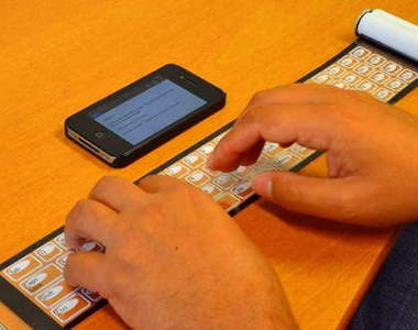 世上第一台超炫《透明捲軸鍵盤》 讓你出門隨身攜帶超方便的啦～