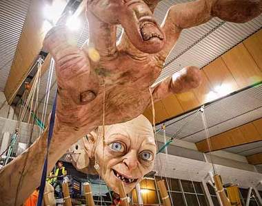 《魔戒》的咕嚕在紐西蘭機場尋找他的寶貝？！