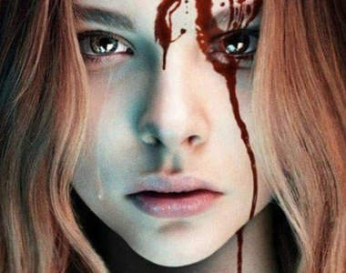 《魔女嘉麗》翻拍 這回克蘿伊全身濺血…