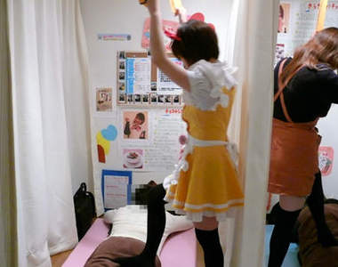 《女子踩背按摩學園》讓制服女孩好好幫你踩背按摩♥