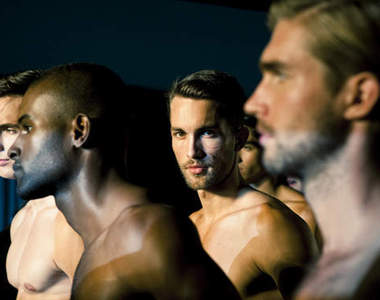 充滿男模的後台～真是景色無限好呀(笑)