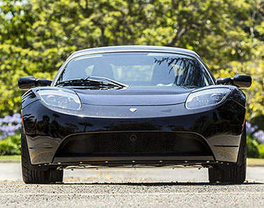 喬治克隆尼拍賣愛車～Tesla電動跑車要為世界和平出力！(握拳)