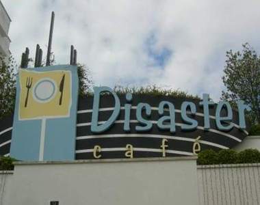 西班牙《地震咖啡廳》 邊搖邊吃不會暈嗎@@"