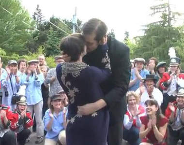 我願意！感人求婚影片 親朋好友伴舞助陣