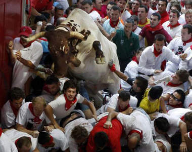 西班牙《奔牛節》登場 為什麼西班牙人都玩這麼大？