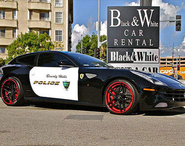 警車版《法拉利FF》比佛利山莊連條杯杯都這麼粗本？