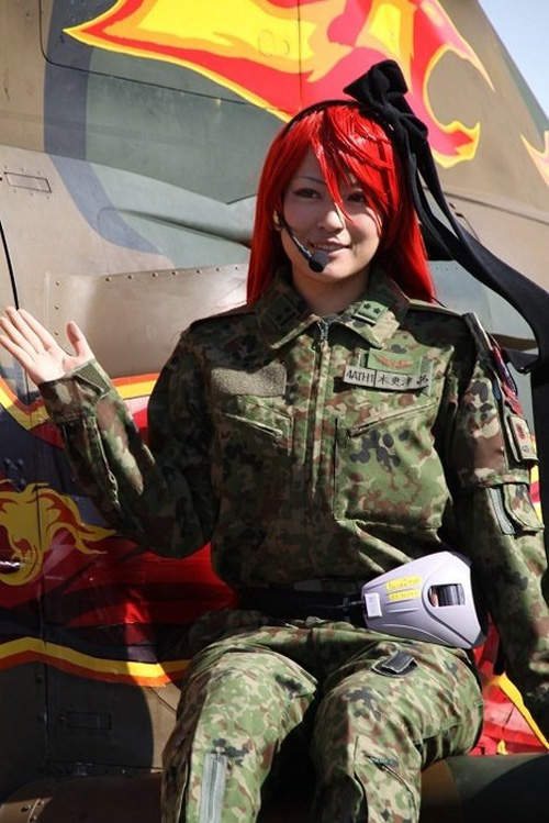 木更津航空祭首款痛眼鏡蛇直升機以及女性自衛官木更津茜報到