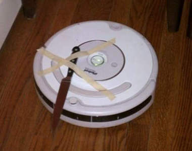 兇殘掃地機器人 殺人利器其實往下一看唾手可得(誤)