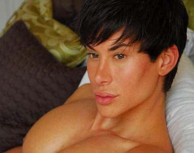 《真人肯尼》因為愛漂亮而做了 90 次整容手術的男孩～～