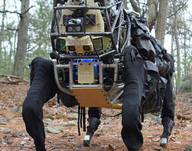 大型搬運機器「狗」 首次戶外散步！