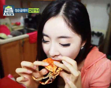 誇張《吃殼姊》白智雅~牙齒大概是鐵打的吧@_@？