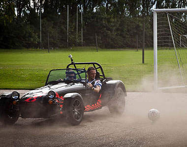 車車也能踢足球？讓F1車手表演給你看吧！