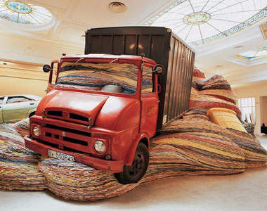 強勁《紙洪流》來襲！家具、貨櫃都被沖出來了？