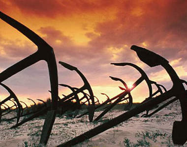 船錨的墓地 當地漁民所豎立的怪異墓碑