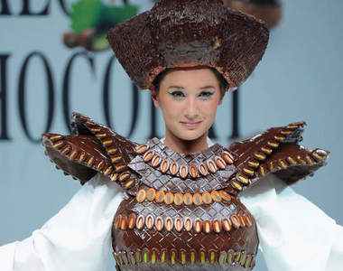 巧克力時裝秀 走完就把衣服吃掉(？)