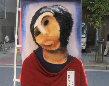 商店街的《稻草人比賽》竟然出現了那幅耶穌囧壁畫wwww