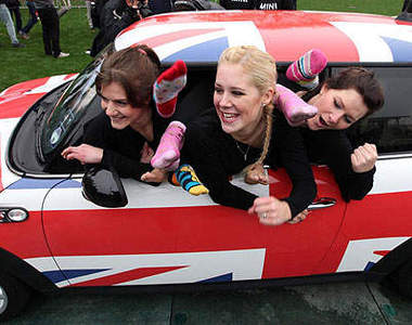 塞爆可愛小《Mini Cooper》這麼多美女擠在車車裡做什麼呢？