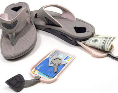 私房錢藏哪好？ 藏匿防水拖鞋