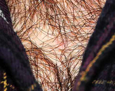 男孩 V 領底下的秘密～>////<（害羞）