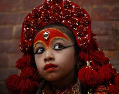 尼泊爾《活女神》出巡 有神快拜