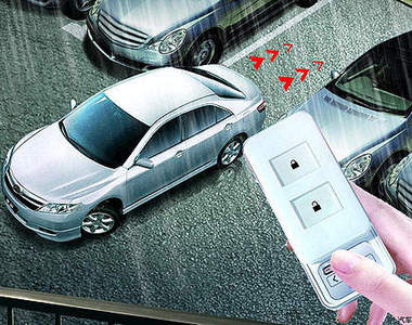 恐怖喔！這輛比亞迪的車車裡沒人怎麼會自己動？(驚)